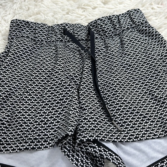 Lululemon On The Fly Short *2.5" Monochromic Black - Picture 3 of 7